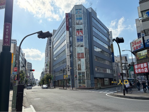 世古法律事務所の入居ビルを撮影し、ビル入口の位置を矢印でしめした写真