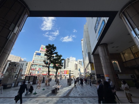 本厚木駅の駅北口の広場の写真