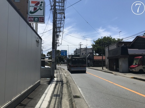 セブンイレブン厚木駅前店前を通過している写真