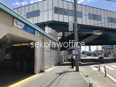 厚木駅（小田急線・JR相模線）構内を出て小田急線ガード下手前の写真