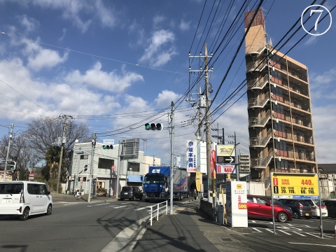 目的建物の近隣に大きめの有料駐車場が存在している写真