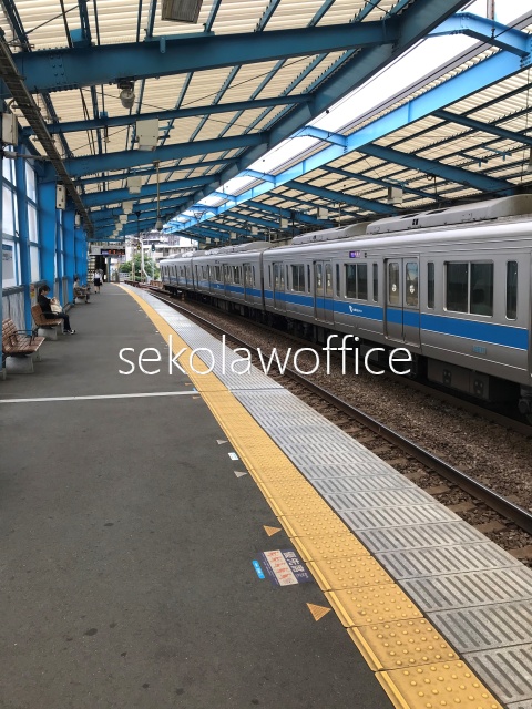 小田急線厚木駅のホームの写真